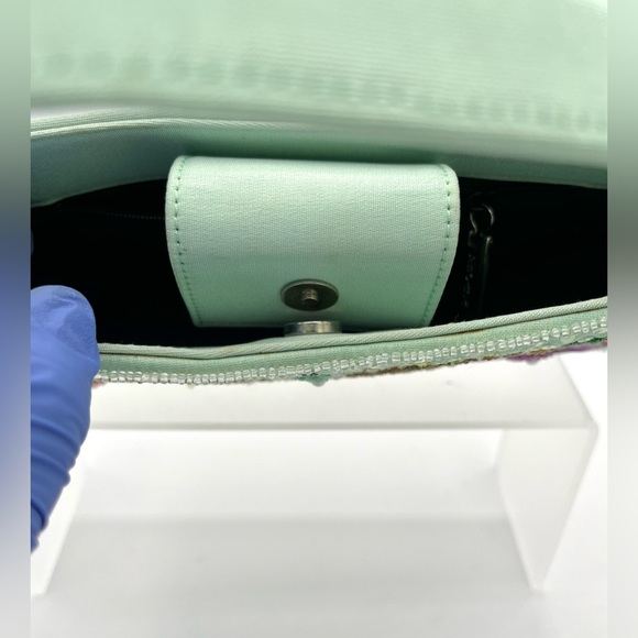 An elegant Escada, hand-sewn, embroidered handbag, using high quality 100% silk. - Picture 10 of 13